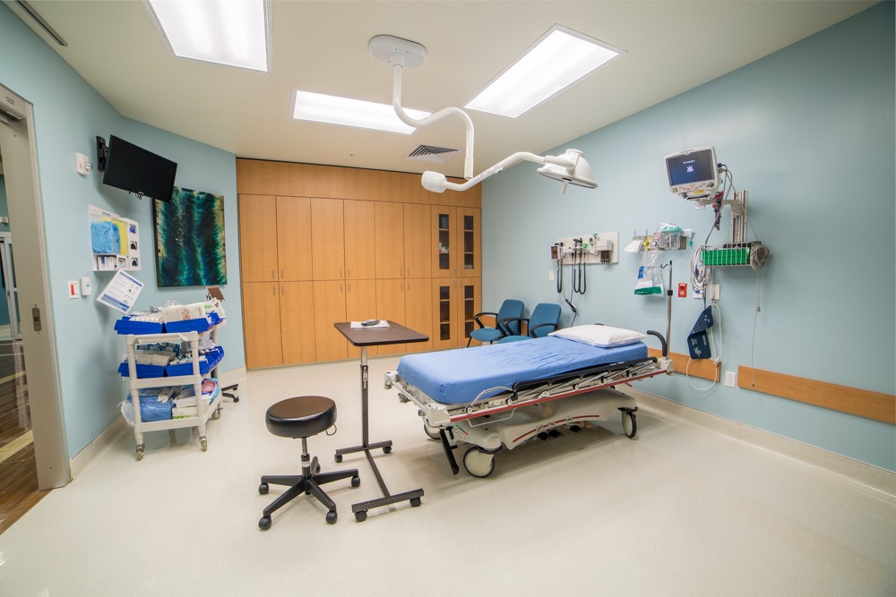 fully equipped emergency center patient room